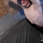 Kinky emo jongen speelt met neukmachine