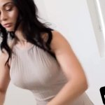Deze brunette MILF neukt haar stiefzoon nadat haar man het huis heeft verlaten