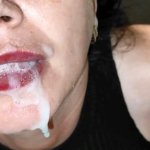 Latina milf cum slet slordige blowjob met sperma in de mond en orale creampie
