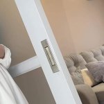 Je me suis fait baiser par ma belle-mère excitée pendant que ma copine était à lécole