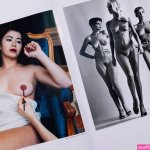 Sie kommen naked French Vogue Paris 1981. da NEWTON Helmut.: 1999 ArtenbspnbspStampanbspnbspPoster