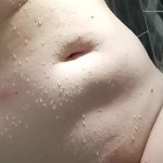 Petite juguetona tocandose sin parar en cama