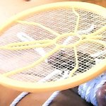 Punire la coda di schiavo legata glande e i testicoli con lo schiacciamosche elettrico. Sono naturalmente imbavagliato da un knuckle pene