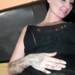 Masturbano la figa alla milf e lei squirta nei collant