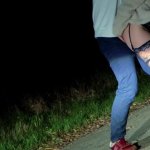 Sorpresa inaspettata sulla strada! Cagna scopa uno sconosciuto proprio sulla strada!