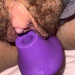 Groer Kitzler wird von Klitorissauger Toy gesaugt