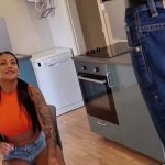 Deze sexy Latina liet me haar poesje bij het raam neuken