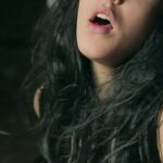 Geile milf scheert en spuit tot een orgasme