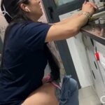 Girl shits sexys: Mujer cagando en el bote de